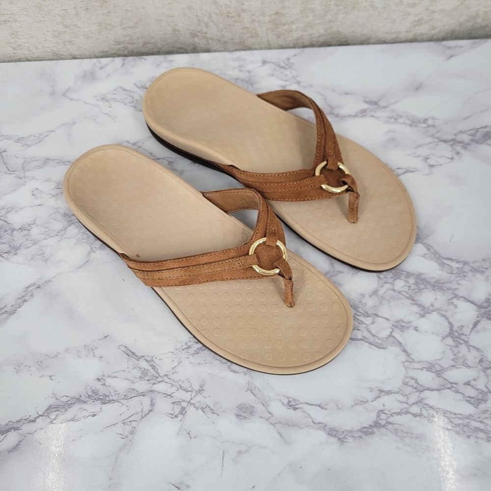 Vionic Tide Aloe Toe Post Sandal in Toffee Suede Flip Flop Thongs Tan Gold